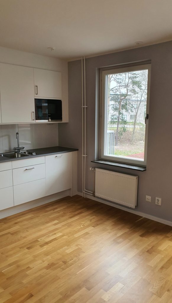 Invändig målning i Stockholm - Nymålade väggar med jämn, matt finish i vardagsrummet.
