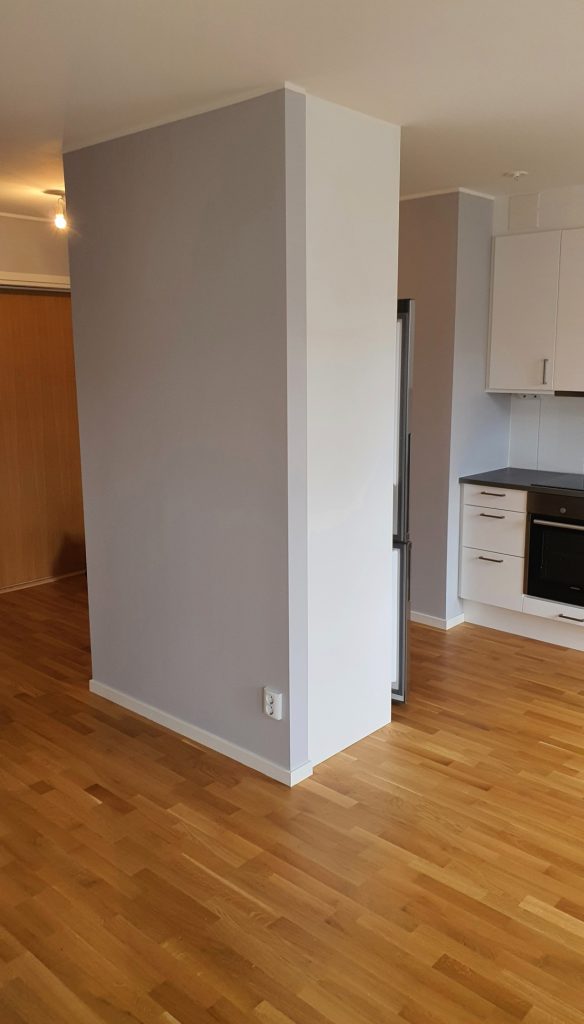 Invändig målning i Stockholm - Tak och lister målade i rent vitt för ett ljusare rum.