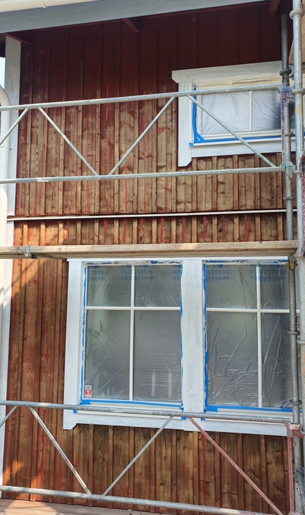 Utvändig målning i Stockholm - Knutar, foder och detaljer målade med precision.