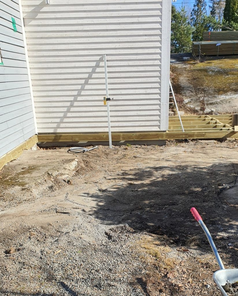 Terrasser i Stockholm - Trallvirket läggs med jämna mellanrum för god ventilation.