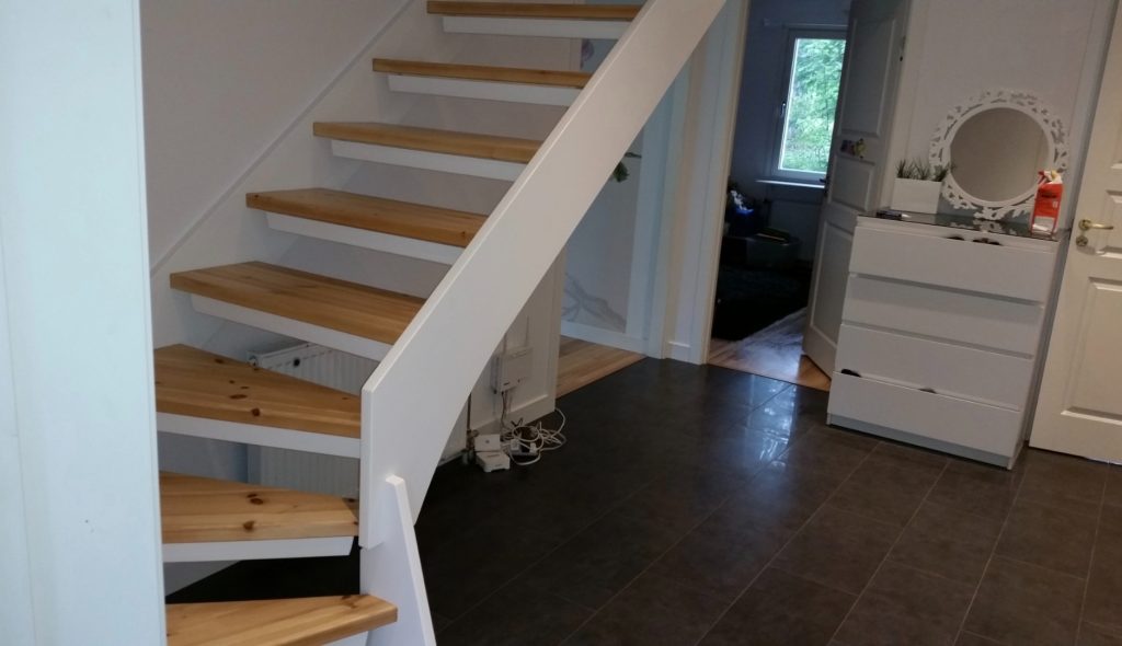 Trapprenovering i Stockholm - Steg och sättsteg förberedda för ny finish.