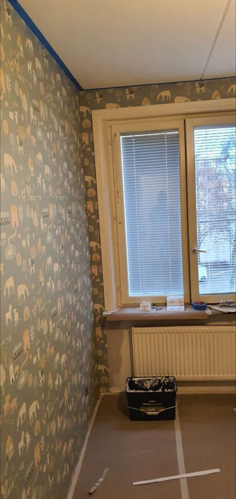 Tapetsering i Stockholm - Barnrummet tapetserat med lantligt djurmönster runt fönstret.