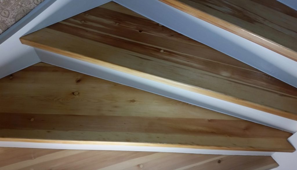 Trapprenovering i Stockholm - Nya trästeg inmätta, inpassade och fästa.