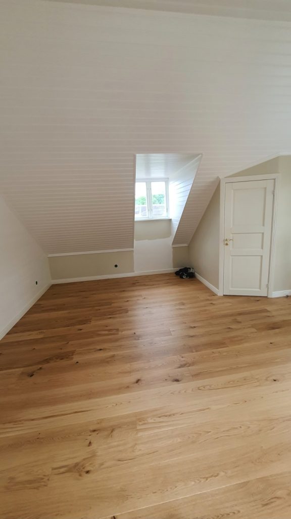 Byggnation i Stockholm - Rummet klart - kupa, vitmålade snickerier och ekgolv på plats.