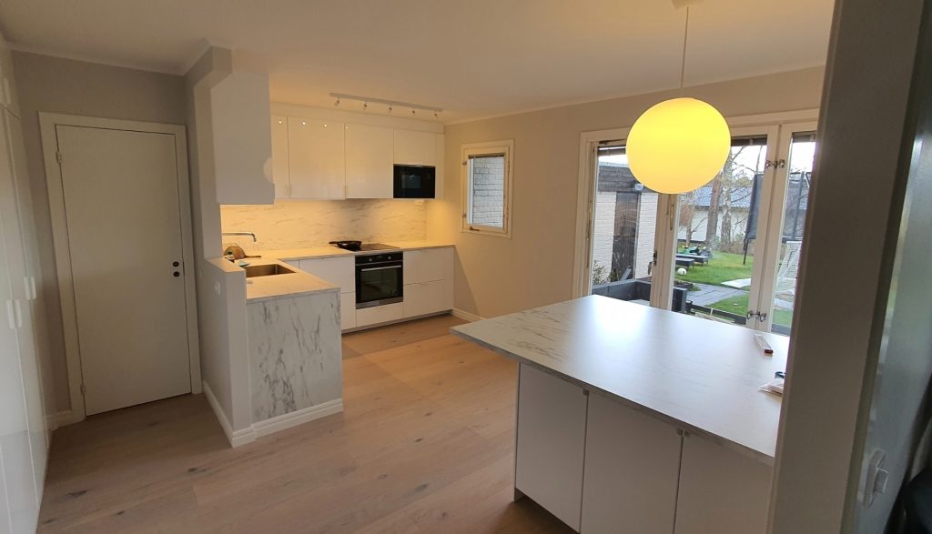 Köksmontering i Stockholm - Vitvaror inbyggda i köksstommen.