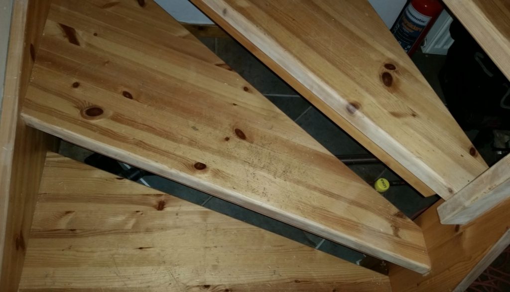 Trapprenovering i Stockholm - Ytbehandling som lyfter fram träets naturliga ådring.