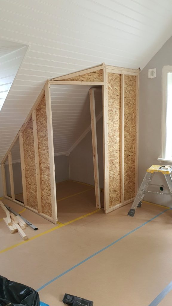 Byggnation i Stockholm - Regelstomme och OSB-skivor till förvaringsutrymme under snedtaket.
