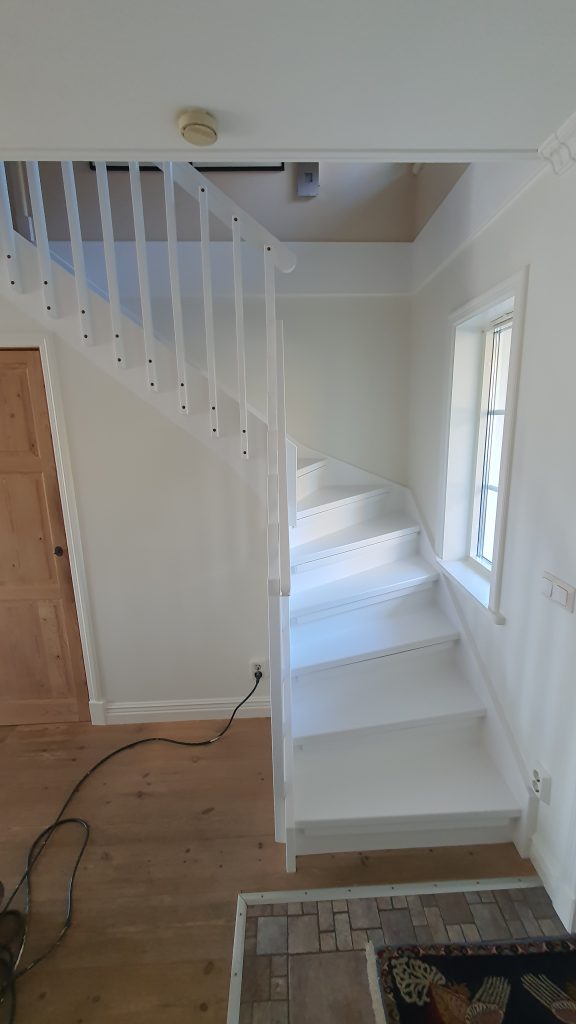 Trapprenovering i Stockholm - Den färdigrenoverade trappan - slitstark och snygg.