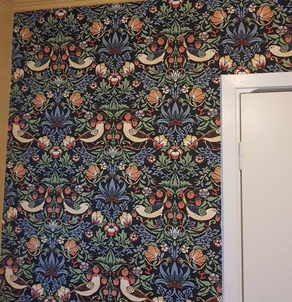 Tapetsering i Stockholm - Detalj av mönstret - skarvarna är nästan omöjliga att upptäcka.