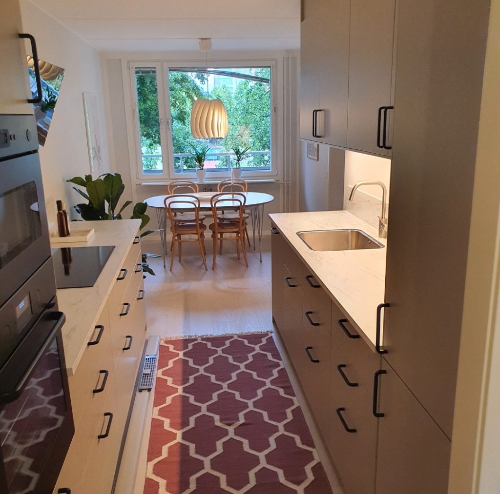 Köksmontering i Stockholm - Anslutningar, sockel och avslut färdigställda.