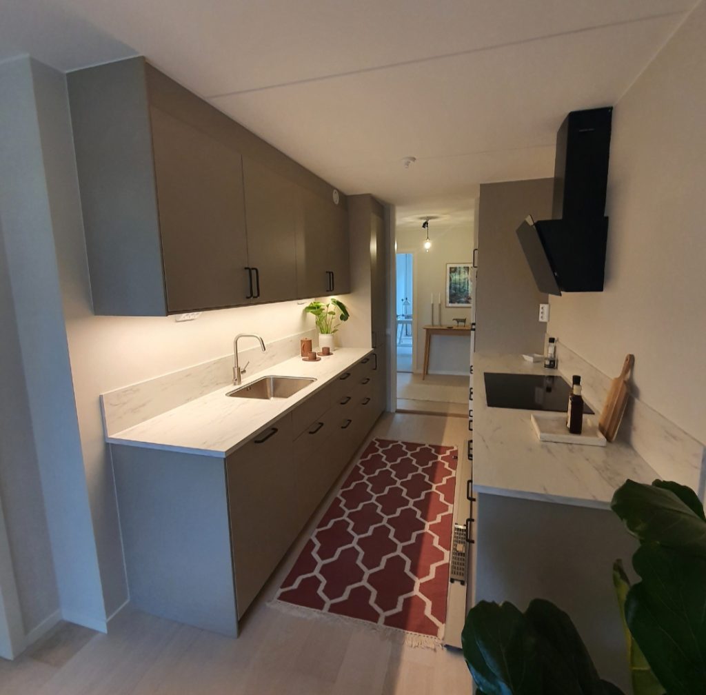 Köksmontering i Stockholm - Fogar och skarvar finjusterade för ett rent intryck.
